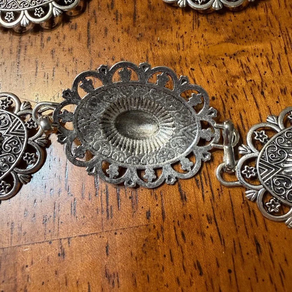 Alabasta Western -Style Silver tone Floral Medallion belt. New